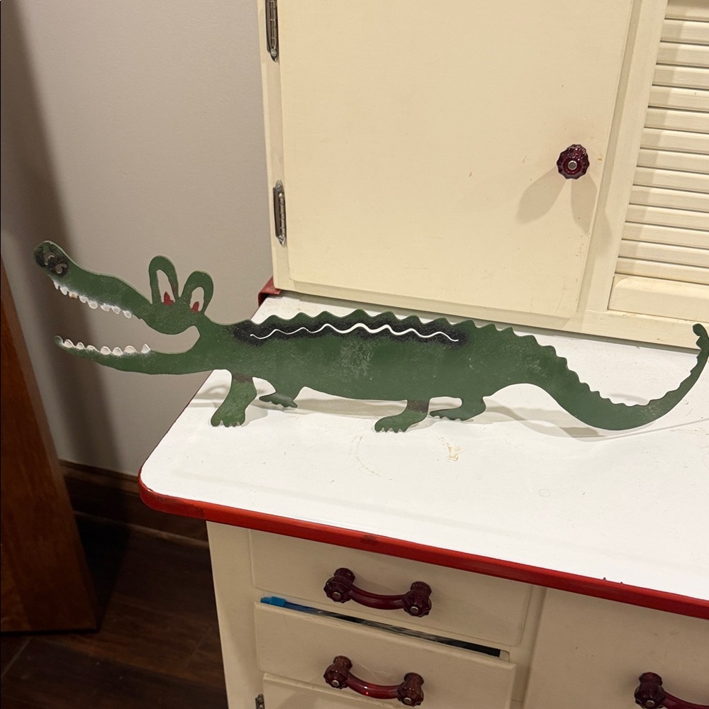 Green Metal Alligator Decor